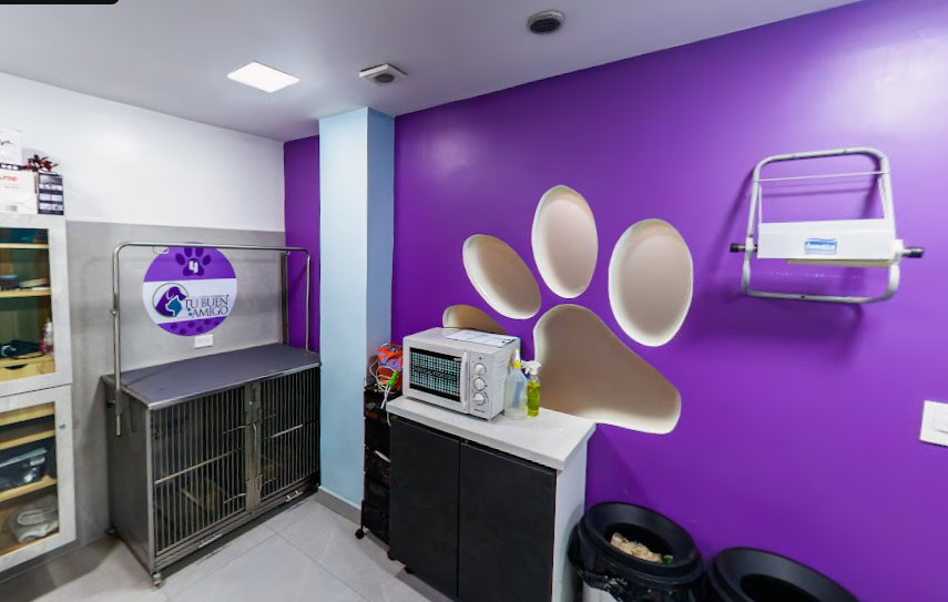 Sala de atención con una huella en la pared morada