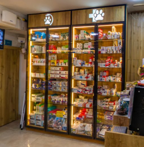 Vitrinas iluminadas de la farmacia veterinaria